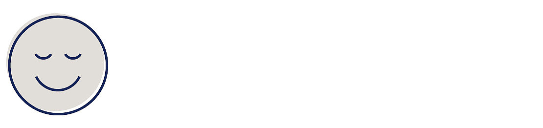 Ein einfaches, rundes, graues Smiley-Gesicht mit geschlossenen Augen und einem sanften Lächeln, umrandet mit Dunkelblau, auf der linken Seite eines weißen Hintergrunds positioniert.