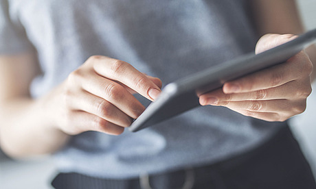 Tablet in der Hand