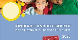 Fünf lächelnde Kinder unterschiedlicher Herkunft liegen auf einer bunten Matte, die Köpfe im Kreis und schauen in die Kamera. Das Bild ist auf dem Titelblatt eines deutschsprachigen Kindergesundheitsberichts aus dem Jahr 2025 zu sehen.