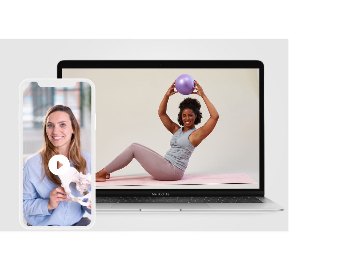 Eine Frau, die ein Smartphone in der Hand hält, führt einen Videoanruf, während hinter ihr ein Laptop eine andere Frau zeigt, die mit einem Yogaball trainiert.