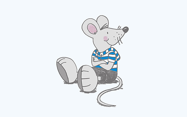 Eine Comic-Maus mit großen Ohren, einem langen Schwanz und einem blau-weiß gestreiften Hemd sitzt im Schneidersitz, lächelt und schaut nach rechts.