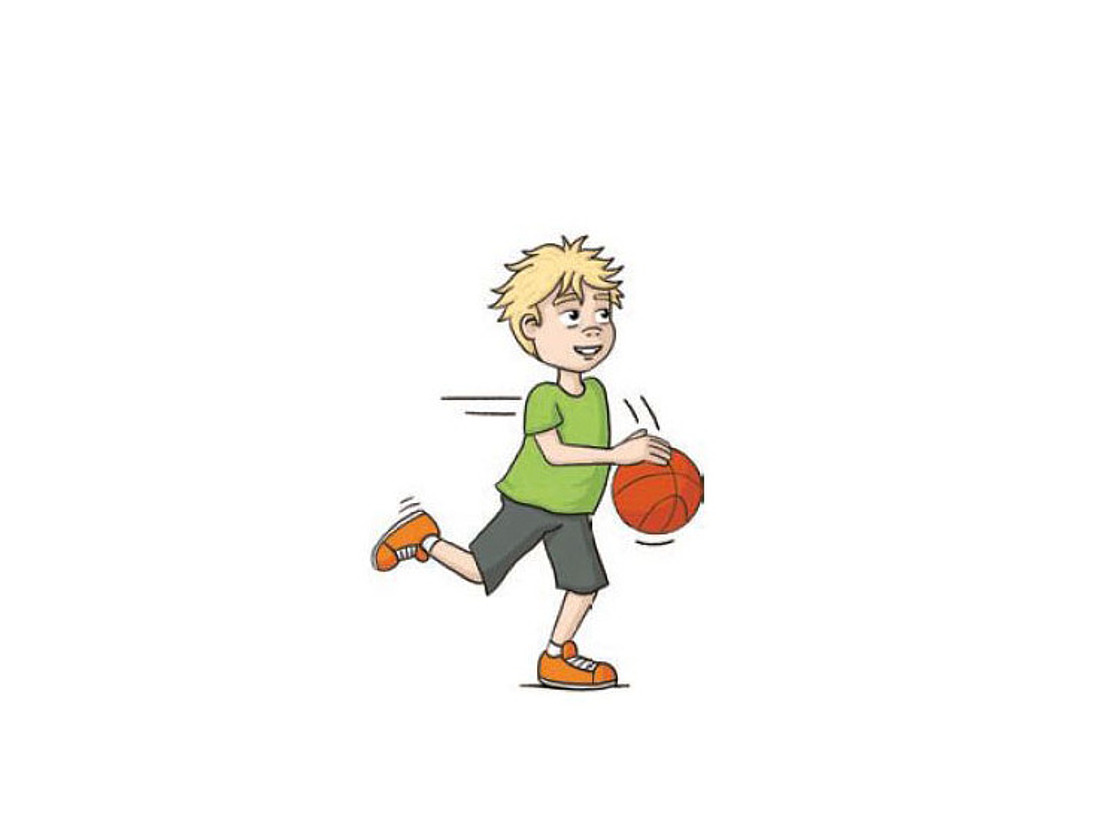 Ein lächelnder kleiner Junge in einem grünen Tanktop und schwarzen Shorts läuft, während er einen Basketball dribbelt.