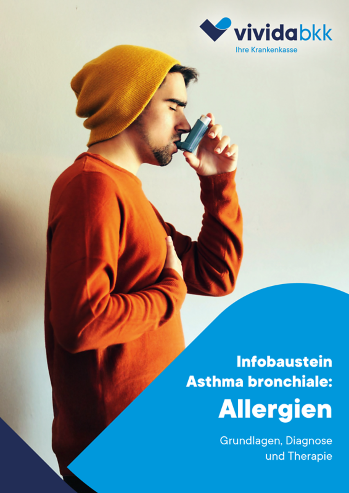 Ein junger Mann in einem orangefarbenen Pullover und einer gelben Mütze benutzt einen Inhalator. Das Bild zeigt ein blaues Banner mit deutschem Text über Asthma bronchiale, Allergien und verwandte medizinische Informationen von vivida bkk.