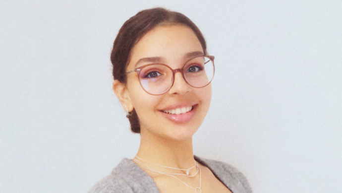 Bild einer jungen Frau mit Brille.