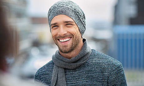 Junger Mann lächelt in die Kamera