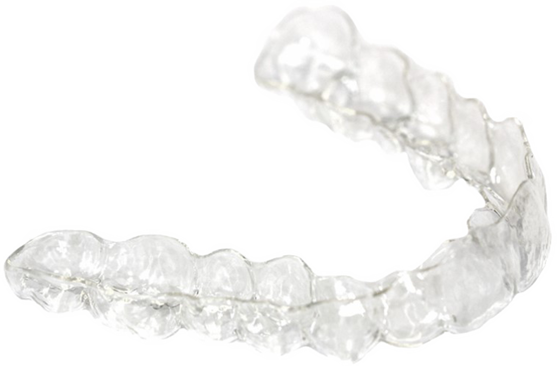 Ein durchsichtiger kieferorthopädischer Retainer auf weißem Hintergrund. Das transparente Gerät ist so konzipiert, dass es über die Zähne passt und dabei hilft, die Ausrichtung beizubehalten.