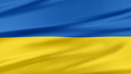 Das Bild zeigt die Nationalflagge der Ukraine mit zwei horizontalen Streifen: Der obere Streifen ist blau und stellt den Himmel dar, und der untere Streifen ist gelb und symbolisiert Weizenfelder.