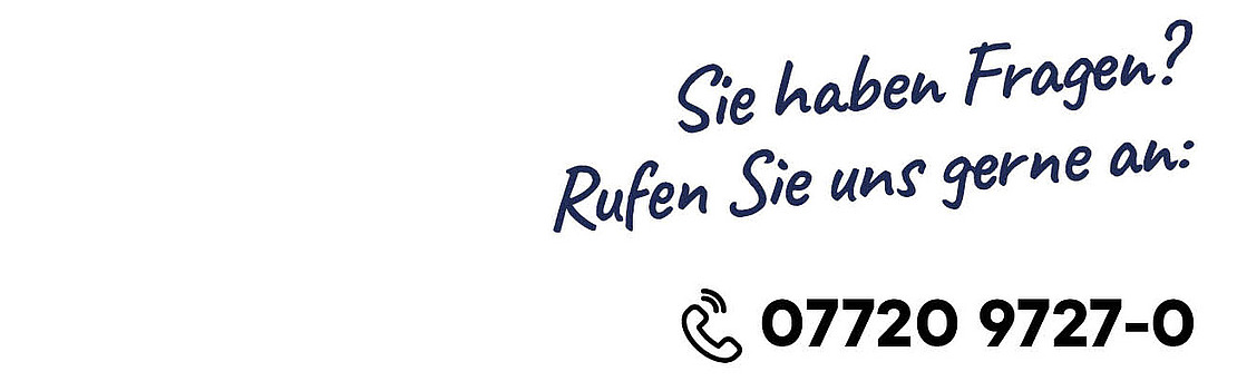 Deutscher Text mit der Frage „Sie haben Fragen? Rufen Sie uns gerne an:“ mit einem Telefonsymbol und der Nummer 07720 9727-0 auf weißem Hintergrund.