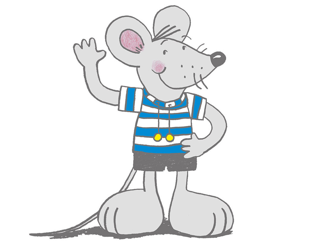 Eine graue Comic-Maus in einem blau-weiß gestreiften Hemd und schwarzen Shorts steht aufrecht, lächelt und winkt mit einer Hand.