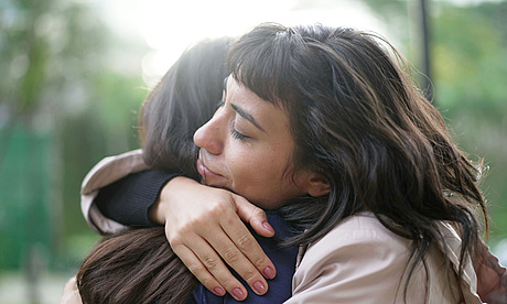 Zwei erwachsene Menschen umarmen sich.
