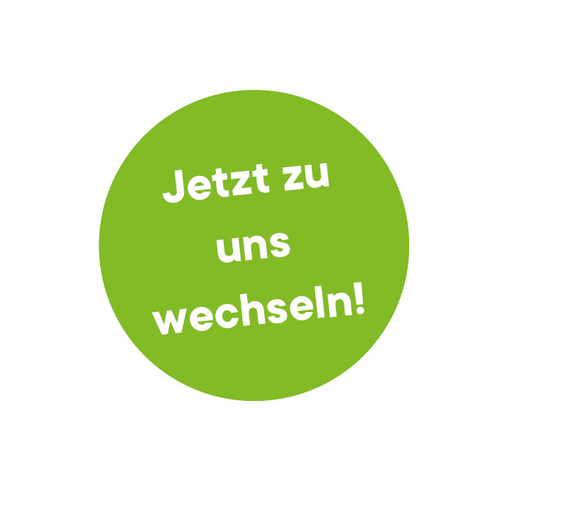 Eine grüne runde Schaltfläche in der oberen linken Ecke mit weißem deutschem Text, der auf einem schlichten weißen Hintergrund „Jetzt zu uns wechseln!“ lautet.