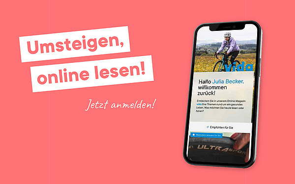 Auf einem Smartphone ist der Begrüßungsbildschirm eines Online-Magazins vor einem rosa Hintergrund zu sehen. In weißer Schrift steht dort „Umsteigen, online lesen!“ und „Jetzt anmelden!“, um für das digitale Lesen und die Anmeldung zu werben.