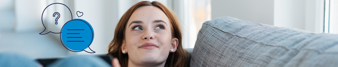 Eine junge Frau mit heller Haut und langen braunen Haaren sitzt auf einem Sofa und blickt nachdenklich nach oben. Neben ihr sind Sprechblasen illustriert, eine mit einem Fragezeichen und eine andere mit Linien und einem kleinen Herz.
