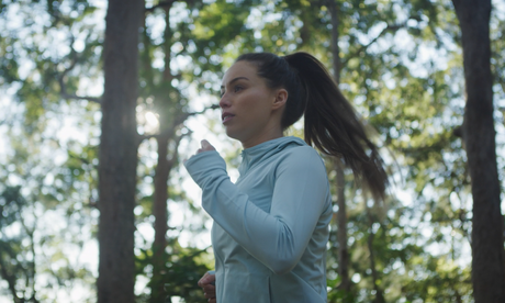Junge Frau joggt im Wald.