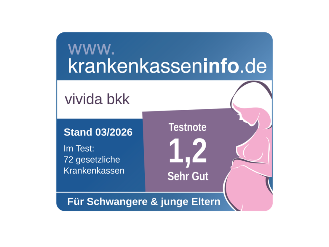 Eine blau-lila Plakette von krankenkasseninfo.de mit der Silhouette einer schwangeren Frau, die vivida bkk mit der Note "Sehr Gut" und der Note 1,2 für Schwangere und junge Eltern zeigt.