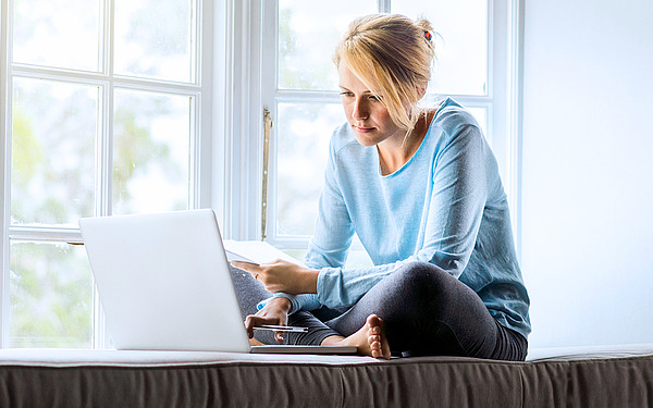Kompass auf blauem Hintergrund