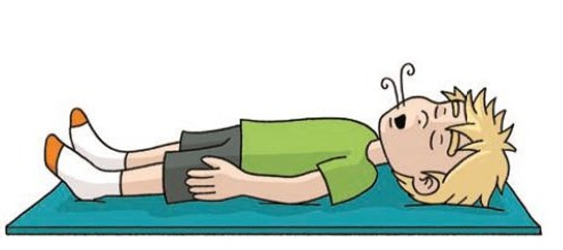 Cartoon eines Jungen mit blondem Haar, der auf dem Rücken auf einer blauen Matte liegt, die Augen geschlossen, den Mund geöffnet hat und schnarcht. Er trägt ein grünes Hemd, dunkle Shorts und weiße Socken mit orangefarbenen Zehen und Absätzen.