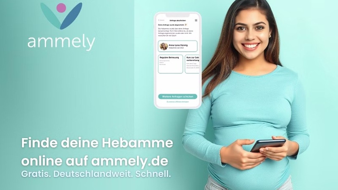 Eine schwangere Frau, die lächelnd ihr Telefon in der Hand hält, steht neben dem ammely.de-Logo und dem Bildschirm einer mobilen App. Der Text darunter lautet: "Finde deine Hebamme online auf ammely.de. Gratis. Deutschlandweit. Schnell.