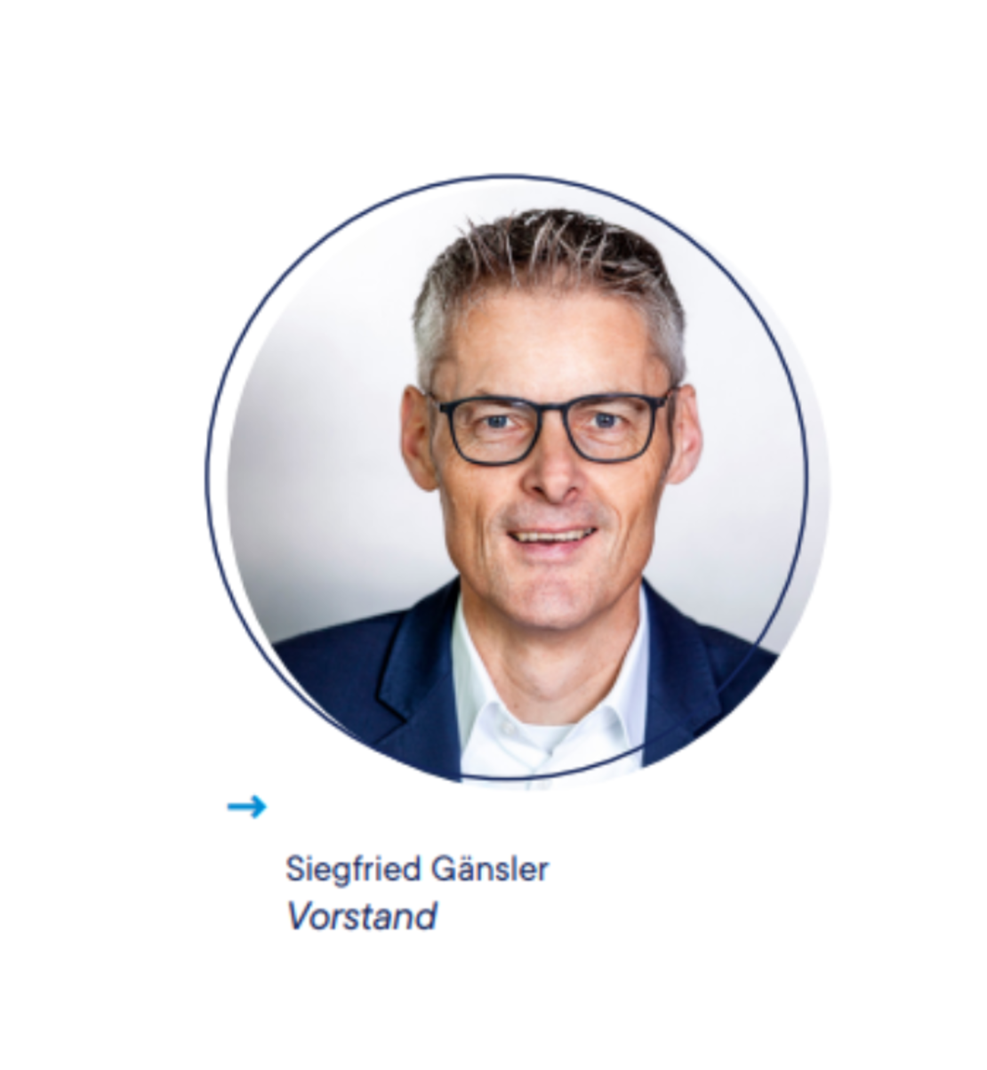 Porträt eines Mannes mit kurzen grauen Haaren und Brille, der eine dunkle Jacke und ein weißes Hemd trägt. Unter dem Foto steht der Name "Siegfried Gänsler" und das Wort "Vorstand" mit einem blauen Pfeil, der nach rechts zeigt.