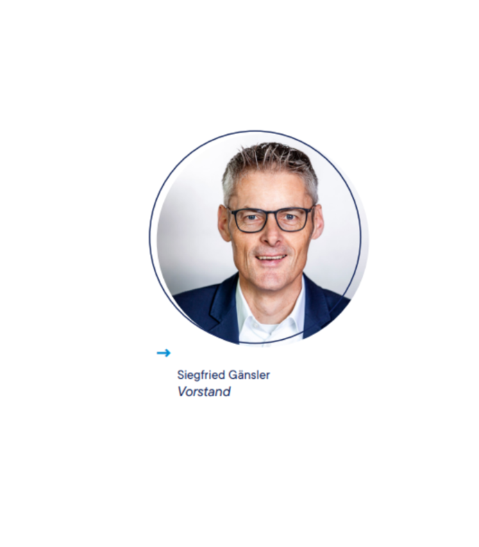 Porträt eines Mannes mit kurzen grauen Haaren und Brille, der eine dunkle Jacke und ein weißes Hemd trägt. Unter dem Foto steht der Name "Siegfried Gänsler" und das Wort "Vorstand" mit einem blauen Pfeil, der nach rechts zeigt.