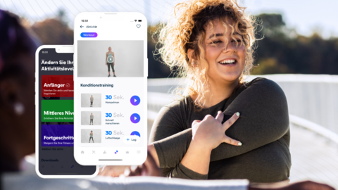 Eine lächelnde Frau dehnt sich im Freien im Sonnenlicht. Im Vordergrund zeigen zwei Smartphone-Bildschirme Fitness-Apps mit Trainingsroutinen und Aktivitätswerten auf Deutsch.