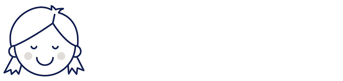 Einfache Strichzeichnung eines lächelnden Mädchens mit geschlossenen Augen und Zöpfen, links auf einem weißen Hintergrund dargestellt.