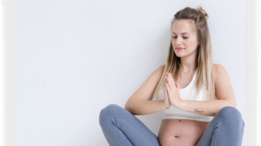 Eine schwangere Frau in Trainingskleidung sitzt im Schneidersitz und meditiert mit zusammengelegten Händen. Auf dem Bildschirm sind das Logo der Keleya-App und ein deutscher Text zu sehen: "Für eine fitte und entspannte Schwangerschaft." Auf zwei Schaltflächen steht "Jetzt starten" und "Oder einloggen.".