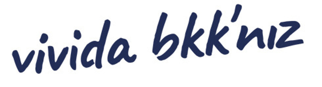 Handgeschriebener Text in dunkelblauer Schreibschrift auf weißem Hintergrund lautet: „vivida bkk’niz“.