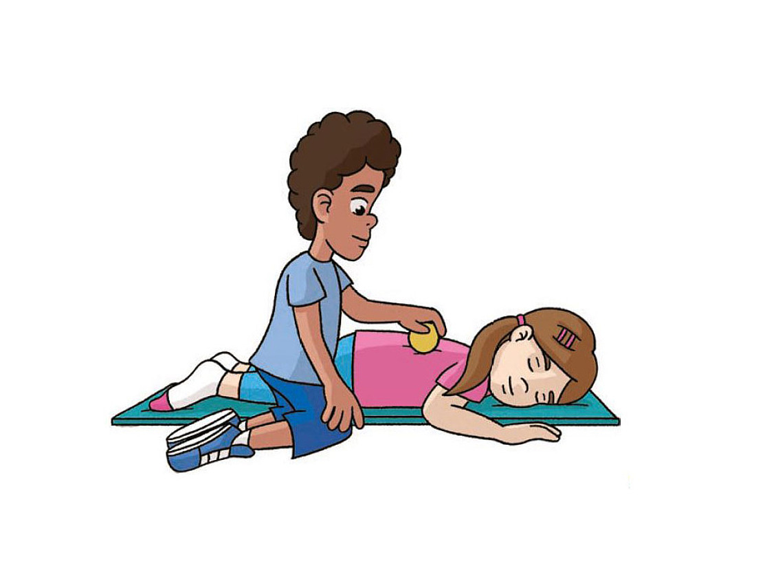 Ein Junge hilft einem Mädchen, das auf der Seite auf einer Matte liegt, und scheint nach ihrem Wohlbefinden zu sehen oder sie in die stabile Seitenlage zu bringen.