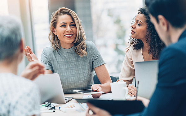 Vier Personen in einem Meeting