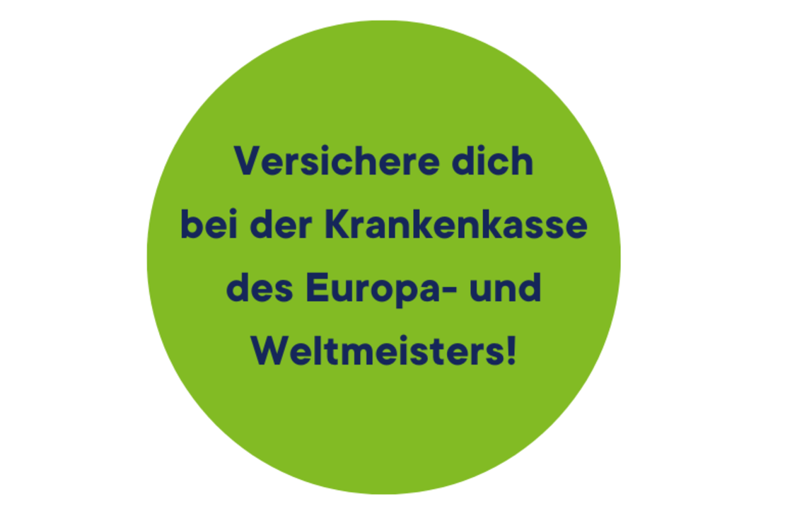 Ein grüner Kreis auf weißem Hintergrund mit deutschem Text: "Versichere dich bei der Krankenkasse des Europa- und Weltmeisters!" in dunkelblauer Schrift.